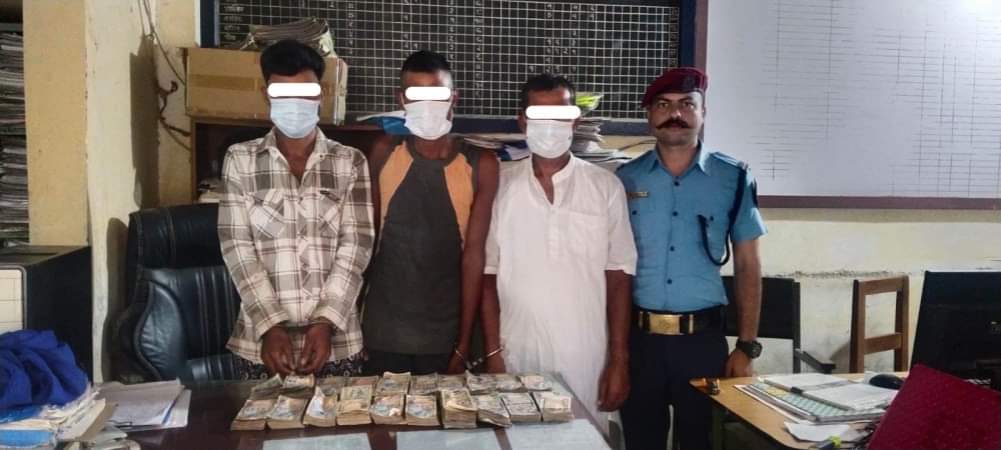 १४ लाख अवैध रकमसहित ३ जना पक्राउ