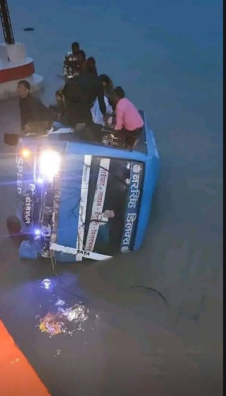 कोशी ब्यारेजमा यात्रुबाहक बस खस्यो