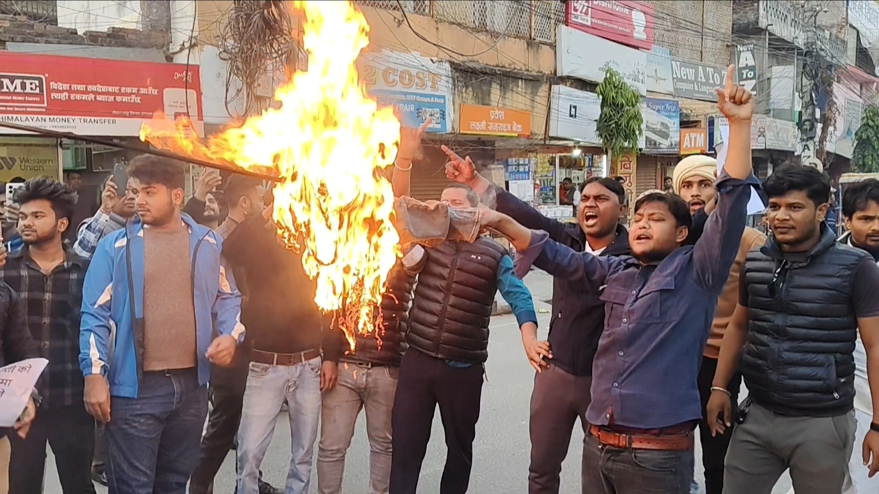 कीर्तिपुर मैदानमा मधेशी युवाहरुलाई लक्षित गर्दै कुटपिट गरेको विरोधमा जनकपुरधाममा गृहमन्त्रीको पुतला दहन