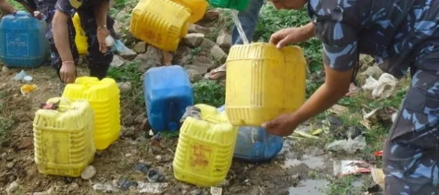 गरुडा प्रहरी द्धारा २०० लिटर मदिरा नष्ट