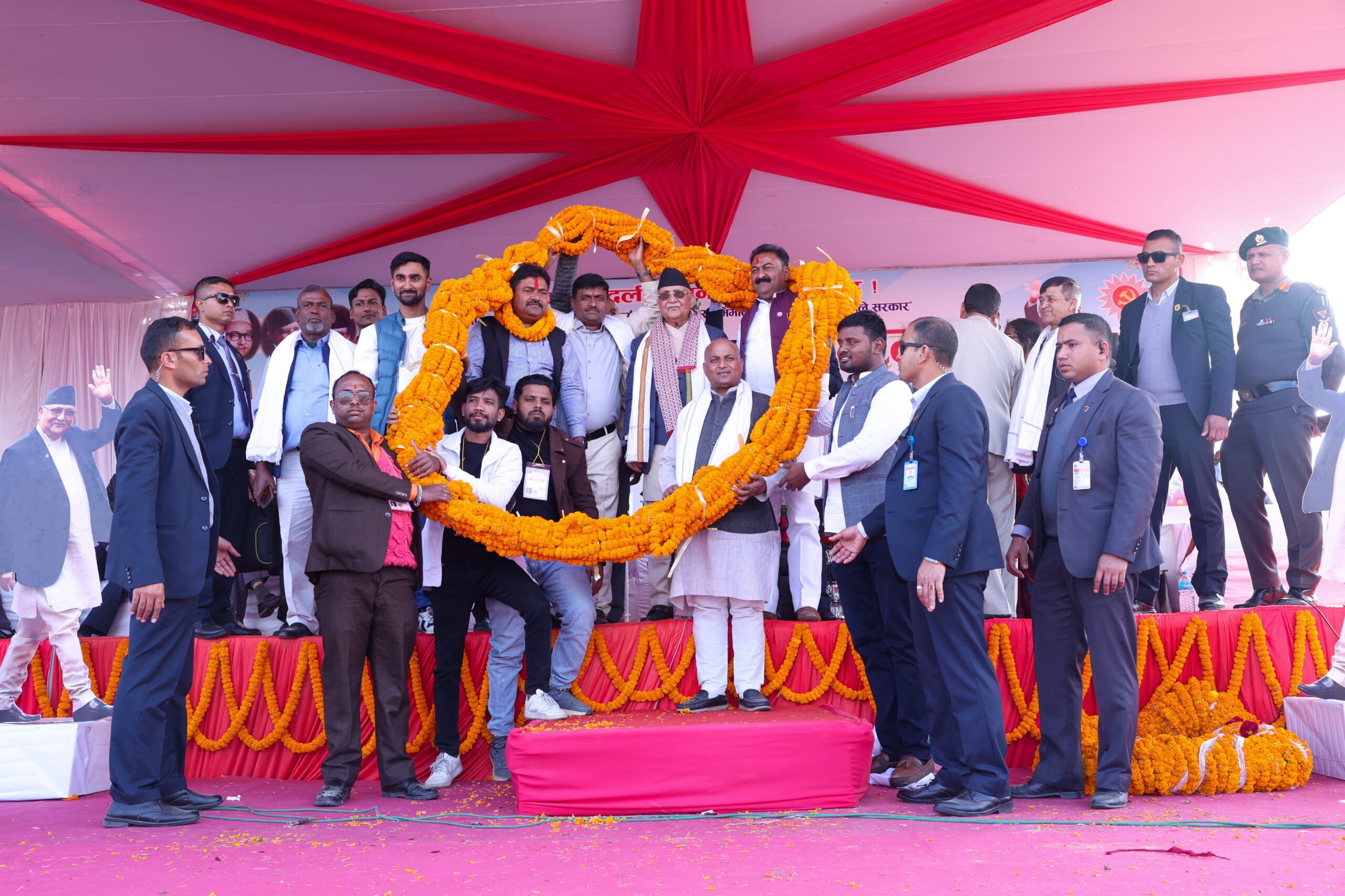 प्रधानमन्त्री पर्सामा, सखुवा प्रसौनीका पुर्व अध्यक्षलगायत हजारौं एमालेमा प्रवेश